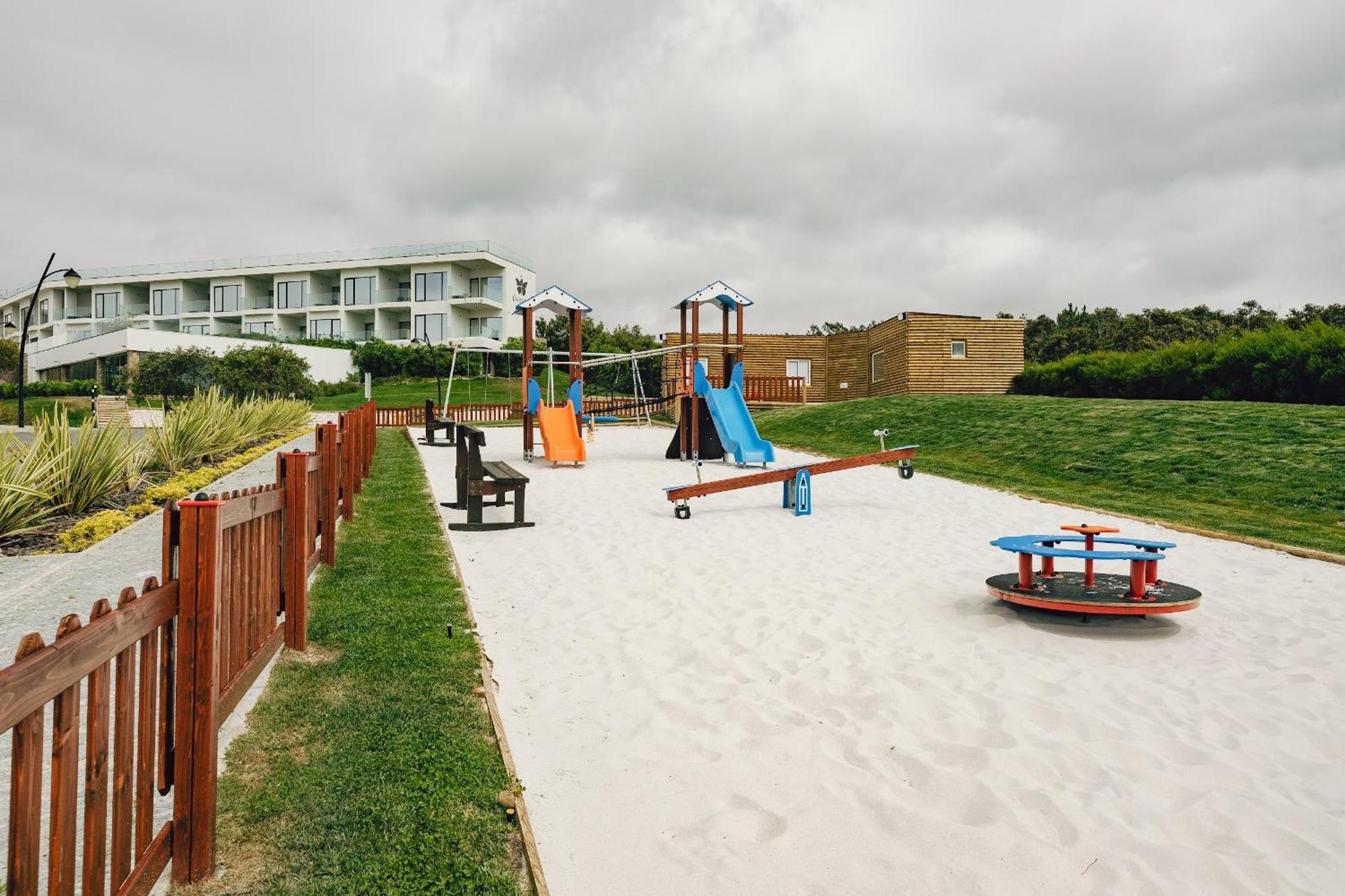 Royal Obidos Scenic Resort Praia del Rei المظهر الخارجي الصورة Playground in the village